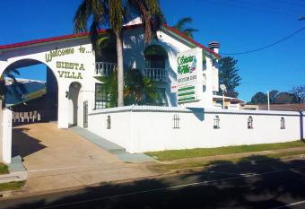 Siesta Villa Motel allows 18 year olds to book a room