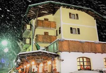 Hotel Tosa has Balcony rooms