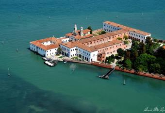 Isola di San Servolo - Centro Soggiorno has Balcony rooms