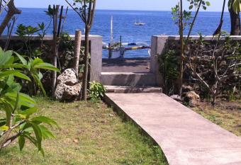 Amed Sari Beach Guesthouse has Balcony rooms