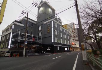 noah grande allows 18 year olds to book a room