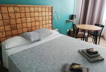 La Cordata Accommodation - Hotel Woodhouse allows 18 year olds to book a room