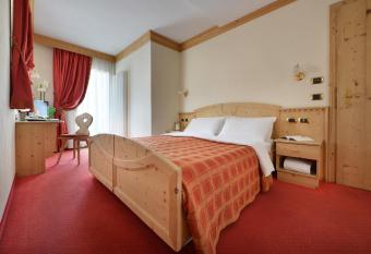 Hotel Cristallo has rooms with a private hot tub