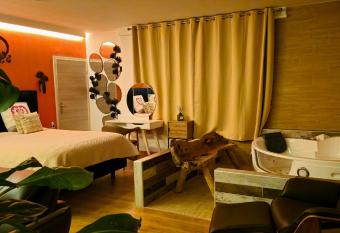 H  tel-Restaurant du Soleil Levant has rooms with a private hot tub