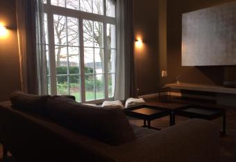 Herrenhaus R  ddelin has Balcony rooms