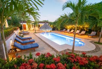 Nicawaves has Balcony rooms