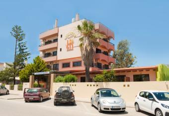 Heleni Beach Hotel has Balcony rooms