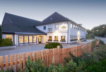 Haus Rahenkamp allows 18 year olds to book a room