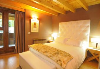 Hotel Casa Cornel has rooms with a private hot tub