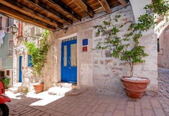 Guest house SOTTO I VOLTI Centro Storico allows 18 year olds to book a room