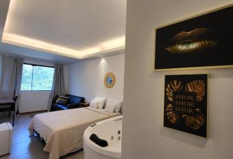 Casanova Residence has rooms with a private hot tub