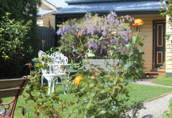 Benambra Queenscliff allows 18 year olds to book a room