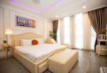 Quy Hung Hotel Central has Balcony rooms