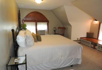 Champaign Garden Inn has rooms with a private hot tub