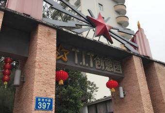 Guangzhou Fangyuan Hotel allows 18 year olds to book a room
