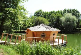 H  tel Restaurant Le Relais de l Estuaire allows 18 year olds to book a room