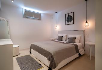 Ambassador Luxury Villas has rooms with a private hot tub