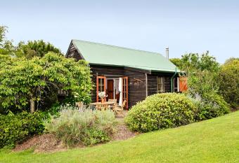 Vineyard Cottages - Kumeu has Balcony rooms