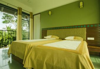 Homestay Namaha allows 18 year olds to book a room