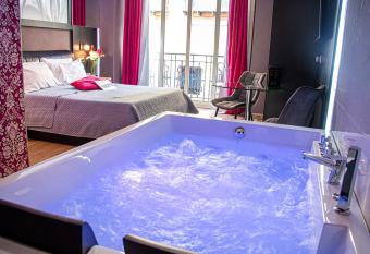 Hotel Angioino & Spa has rooms with a private hot tub