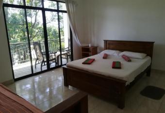 Kandy Hill Escape has rooms with a private hot tub