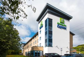 Holiday Inn Express Swindon West, an IHG Hotel allows 18 year olds to book a room