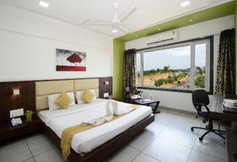CRIMSON PARK Shripriya-Nathdwara has rooms with a private hot tub