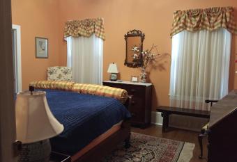 Hanna House Bed & Breakfast has rooms with a private hot tub