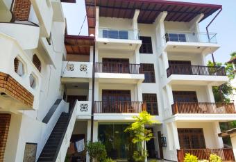 Shanika Beach Inn has Balcony rooms