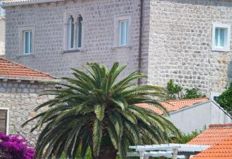 Villa Benessa has Balcony rooms