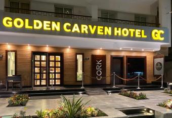 Golden Carven Hotel has rooms with a private hot tub