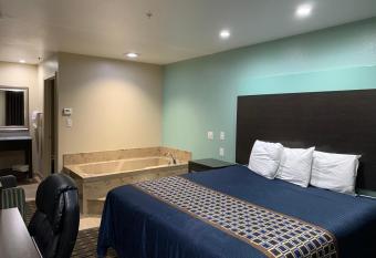 Scottish Inns White Settlement has rooms with a private hot tub