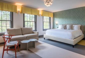 The Poppy Georgetown has Balcony rooms