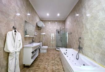 Wellness Park Hotel Gagra All-Inclusive has rooms with a private hot tub