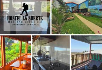 Hostel La Suerte has Balcony rooms