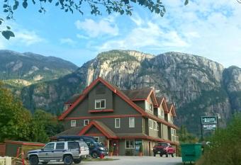 Squamish Adventure Inn has Balcony rooms