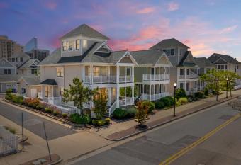 The Lucky Beach House, The Most Popular Beach House in Atlantic City! WOW! has Balcony rooms