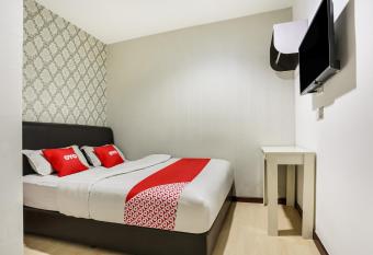 OYO 89583 Grove Hotel allows 18 year olds to book a room