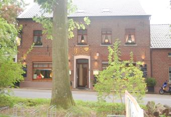 Restaurant Yamas im Haus Waldesruh allows 18 year olds to book a room