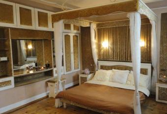 Classic Apartment on Kievyan has Balcony rooms