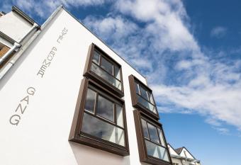 Pr  mer Gang Restaurant & Hotel has Balcony rooms