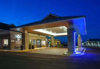 Holiday Inn Express Kitty Hawk - Outer Banks By IHG has Balcony rooms