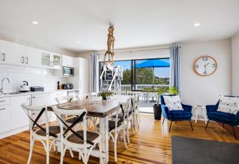 Kiwi House Waiheke has Balcony rooms