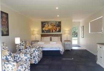 Homestead B&B Cambridge has Balcony rooms