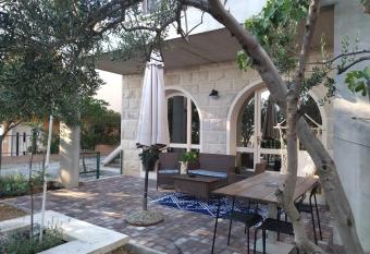 Holiday Home with free parking by the beach has Balcony rooms