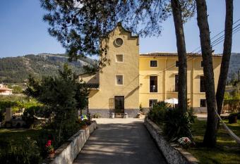 Villa Carmen allows 18 year olds to book a room