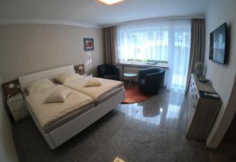 Bonsai-Apartment II allows 18 year olds to book a room