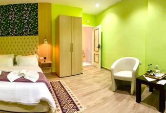 Pilo Lala Hotel has rooms with a private hot tub