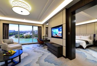 Fuzhou Lakeside Hotel has rooms with a private hot tub