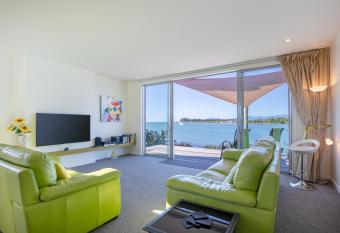 Mapua Wharfside Apartments has Balcony rooms
